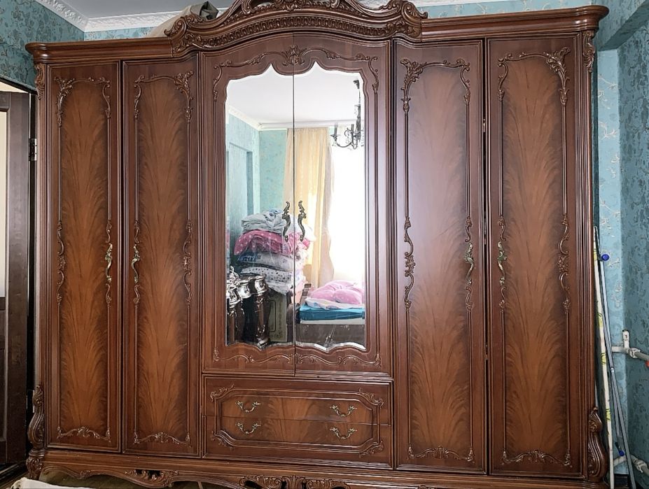 Шкаф из массива дерева