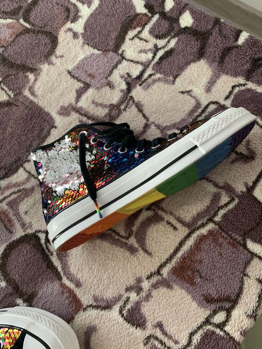 Pereche adidasi converse