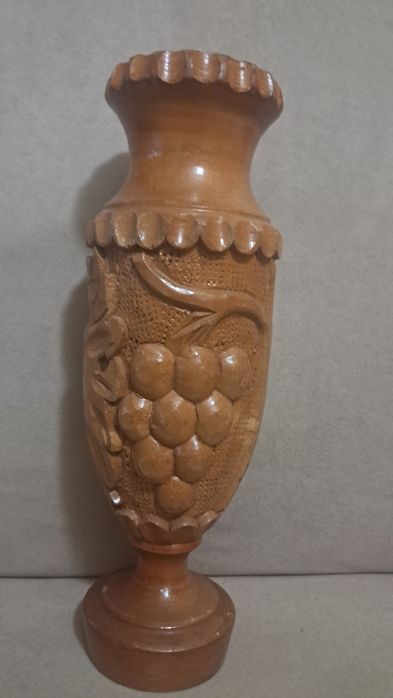 Farfurie si vaza din lemn sculptata cu vita de vie si struguri