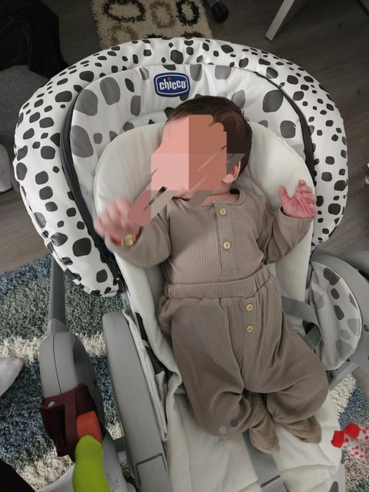 Vând scaun de masa împreună cu centrul de activități  chicco