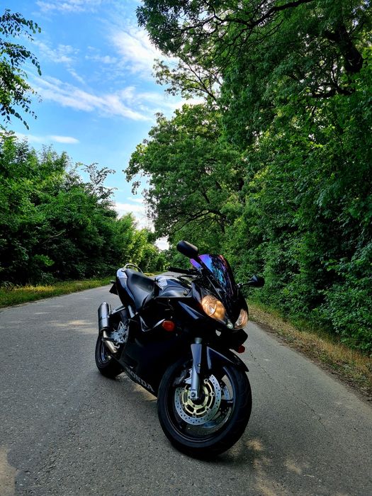 Vând Honda CBR F4i