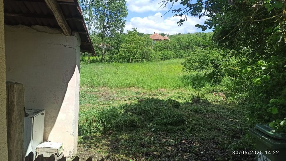 Teren intravilan cu casa bătrâneasca si utilități