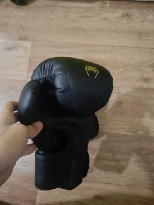 Продам боксерские перчатки венум