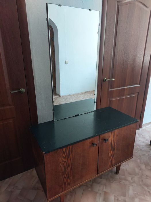 Комод с зеркалом