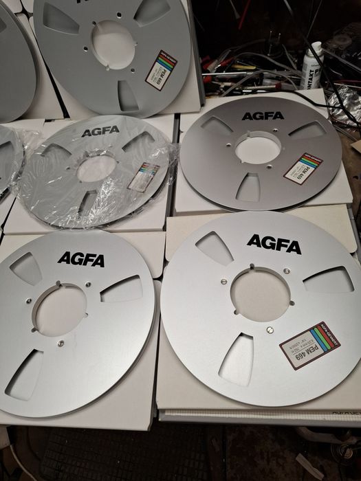 Продавт се метални ролки и ленти за ролков магнетофон на AGFA.