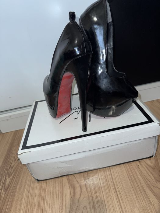 Обувки на висок ток