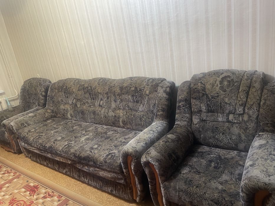 продам диван с креслами .