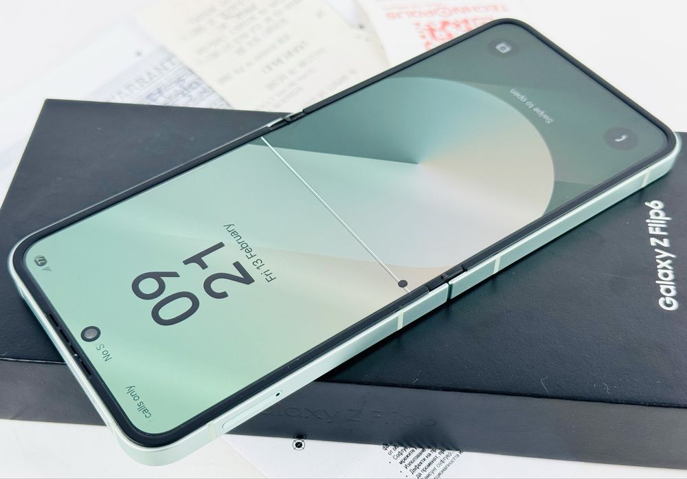 Samsung Galaxy Z Flip 6 5G 256GB 12RAM Mint Отличен!