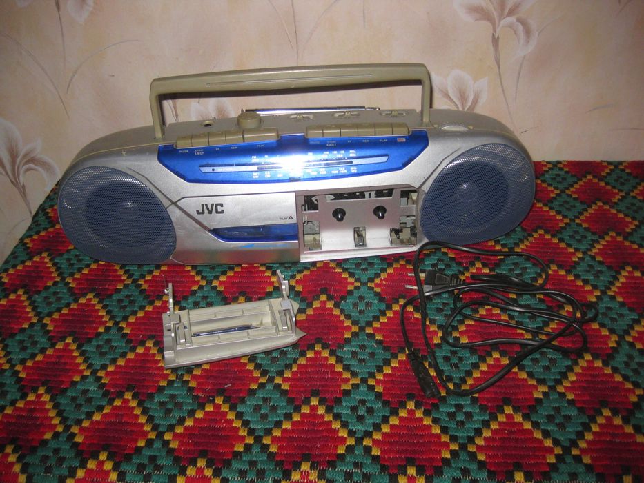 Стар касетофон. Цена 10 евро . Пращам по Еконт.
Пращам по Еконт.