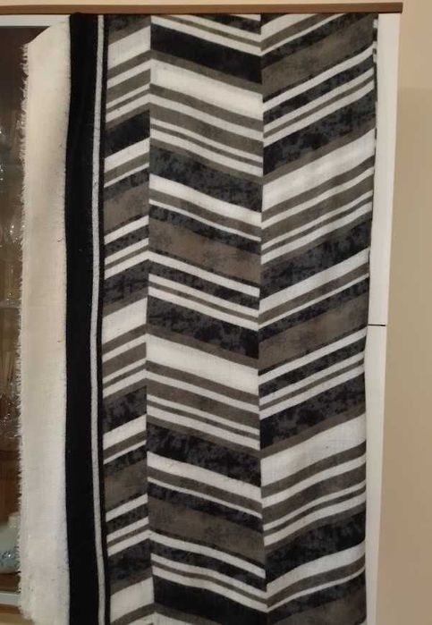 Дамски шал ZARA, размери 140/140см