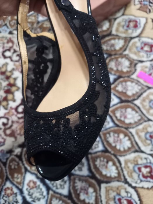 Нарядные туфли со стразами