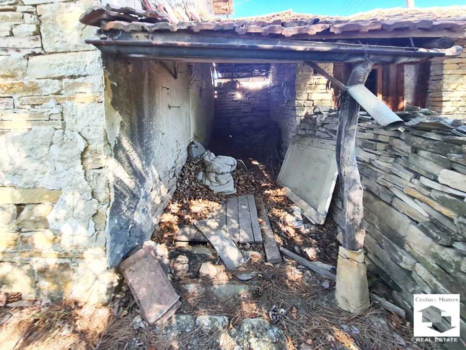 140325 Двуетажна къща с двор и стоп. постройки в с. Горна Липница