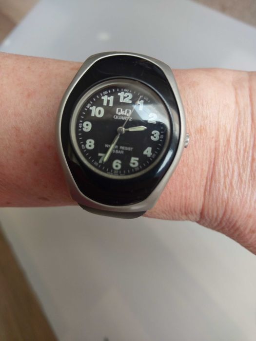 Часовник ръчен с фосфорни стрелки и цифри Япония