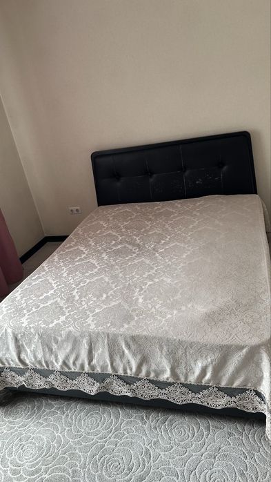 Продам двухспальную кровать с матрацем б/у