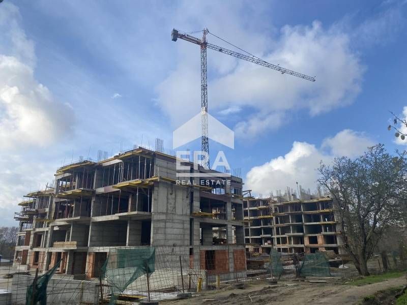 Двустаен апартамент в начален етап на строеж на първата по рода си мно