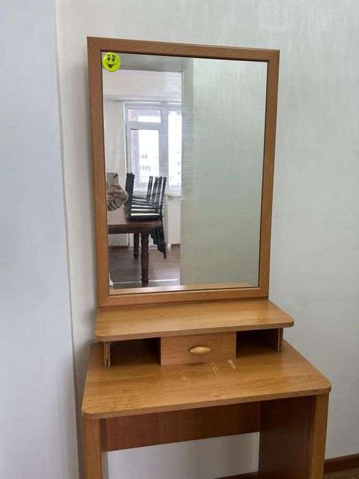 Туалетный столик с зеркалом