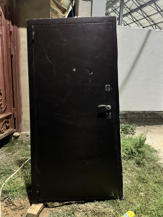 Срочно продам входную металлическую дверь