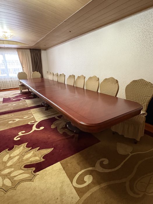 Стол с 21 стульчиками