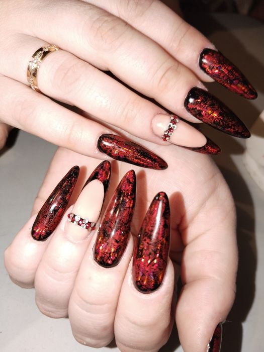 Маникюр, педикюр, наращивание ногтей