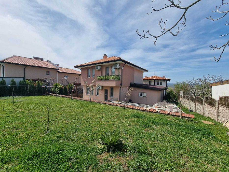 Прекрасна двуетажна къща в с. Кошарица, обл. Бургас