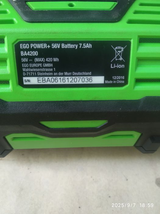 Baterie și încărcător EGO funcționale absolut normale