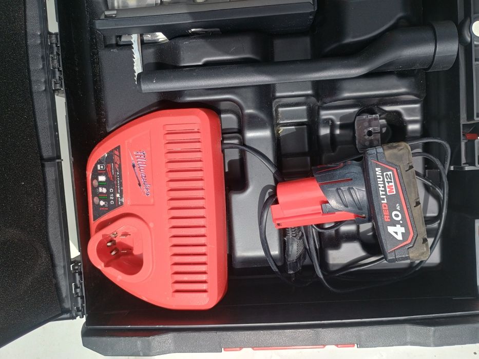 Fierastrau pendular milwaukee fjs , la cutie cu 2 baterii + incarcator