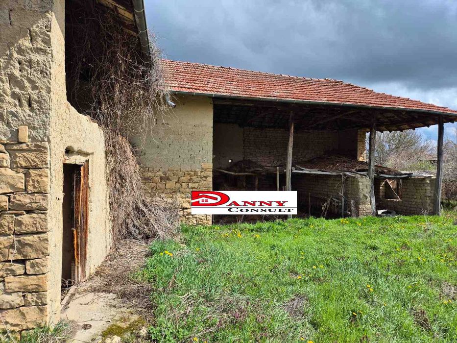 Двуетажна къща с двор и кладенец в с. Иванча