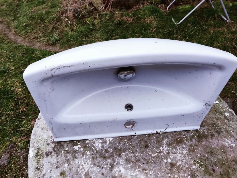Vând chiuveta folosita, dar in stare foarte bună, cu prindere in peret
