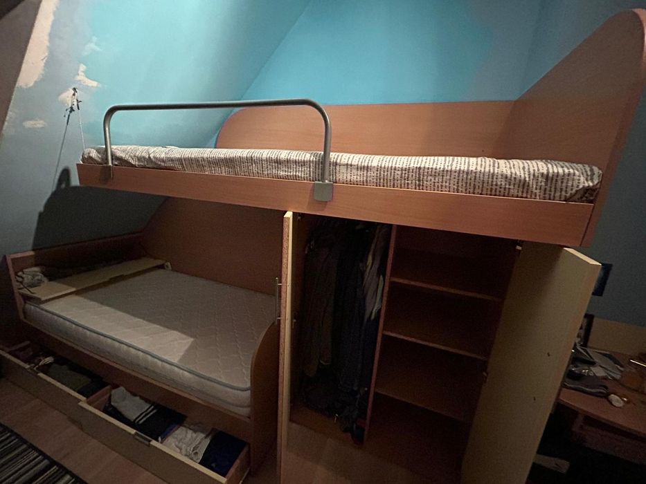 Подарява се комплект две единични легла с гардероб .