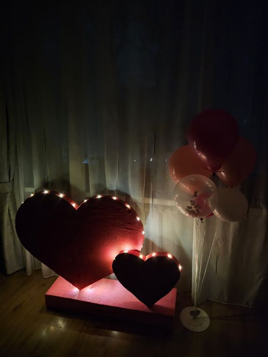 Декор в форме сердца + подставка для шаров + шары + гирлянда