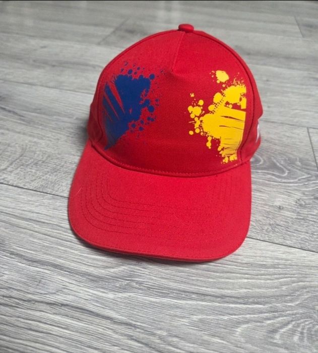 Șapcă roșie cu imprimeu grafic albastru și galben - RO