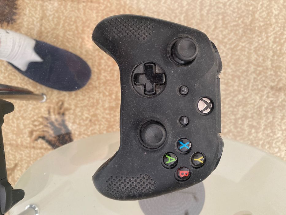 Vând Xbox one X 1tb