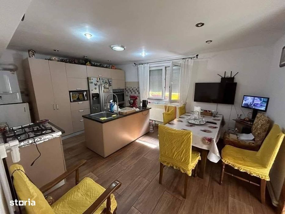 De vanzare casa 3 camere plus spatiu comercial Pret 145.000e