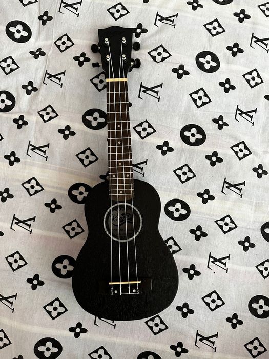 Укулеле почти новая