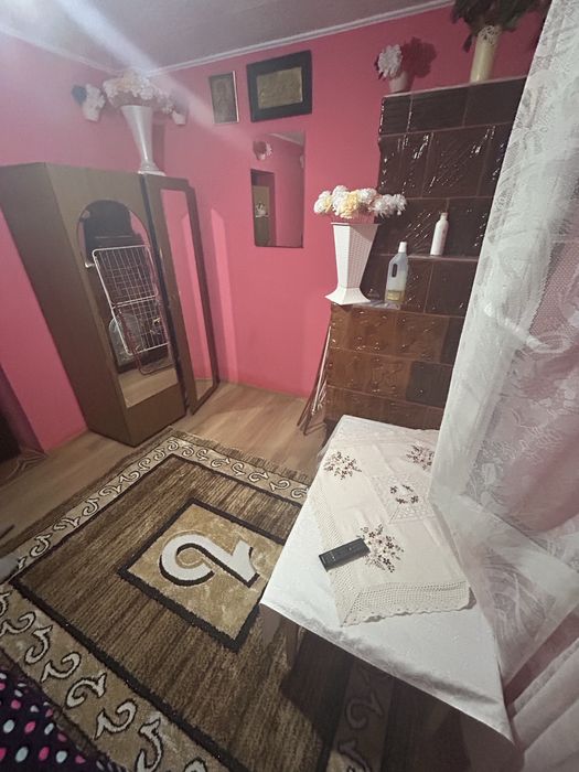 Inchiriez camera la curte