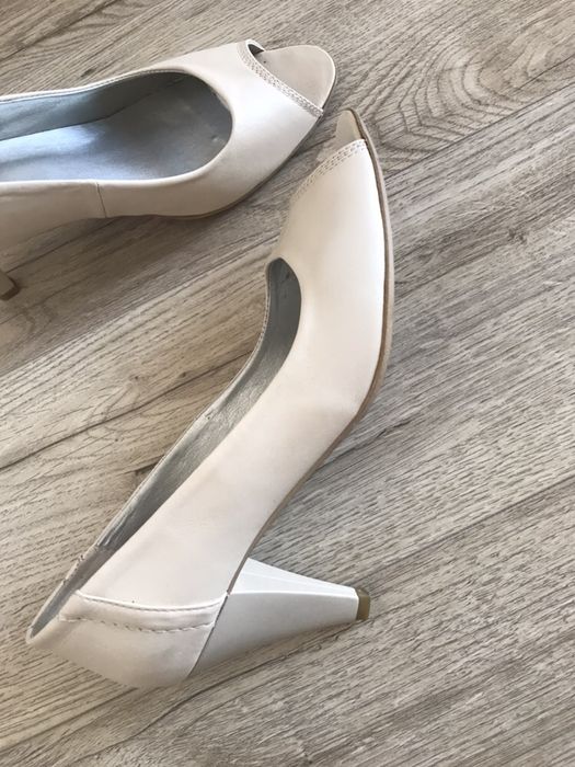 Pantofi/sandale (piele) decupate bej mas 37