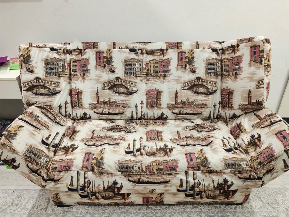 Продаётся диван.