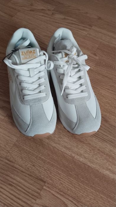 Кроссовки женские