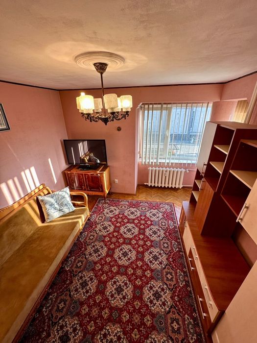 Închiriez apartament cu 4 camere
