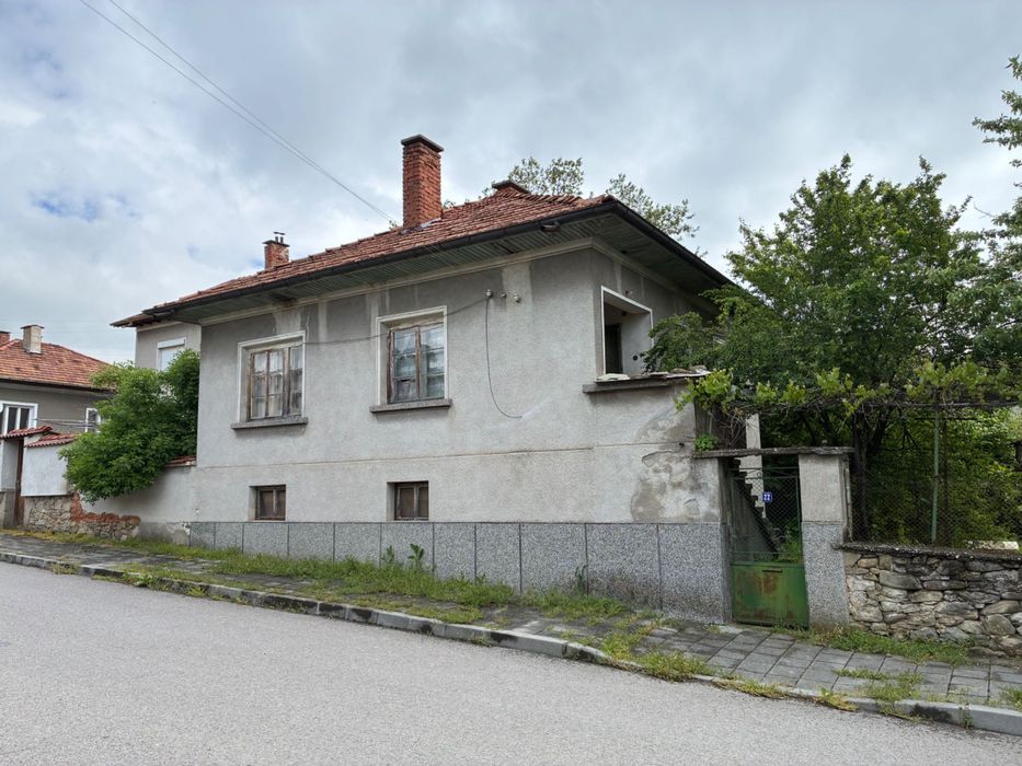 Продава се двуетажна къща с двор в с. Мирково