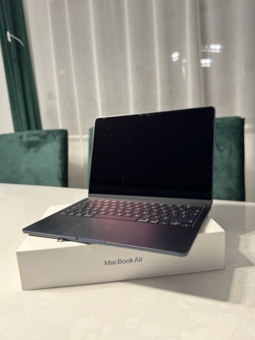 MacBook Air 13 inch M4 16GB/256GB + Husa premium inclusa