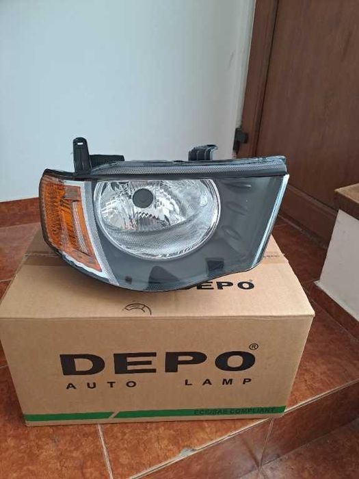 Far stanga/dreapta Mitsubishi L200 an 2006-2010 , faruri noi