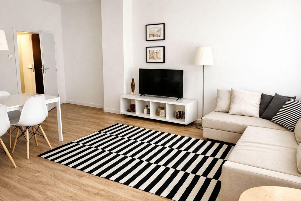 Дава се под наем Тристаен апартамент в София, Център - 85 кв.м за 896.58 € - Снимка #1