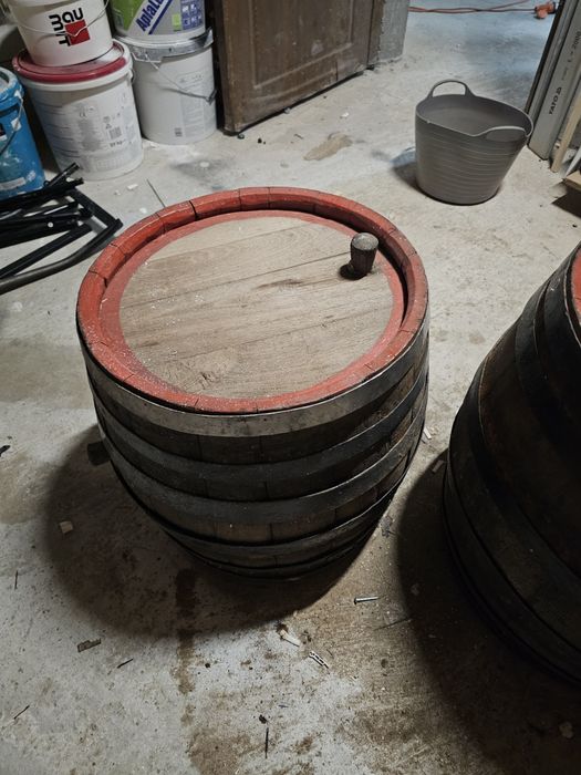 Se vinde 2 butoaie de lemn