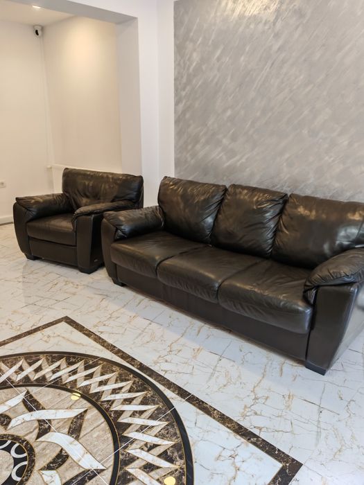 Vând canapea extensibila din piele naturala și fotoliu