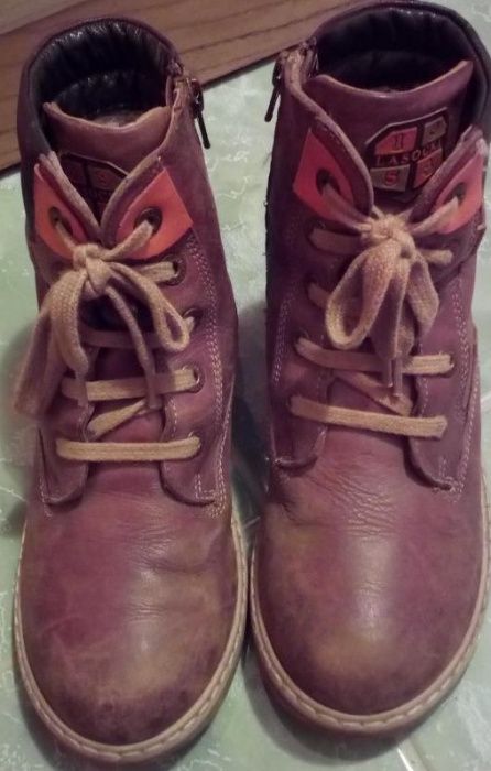 Продавам детски кожени боти