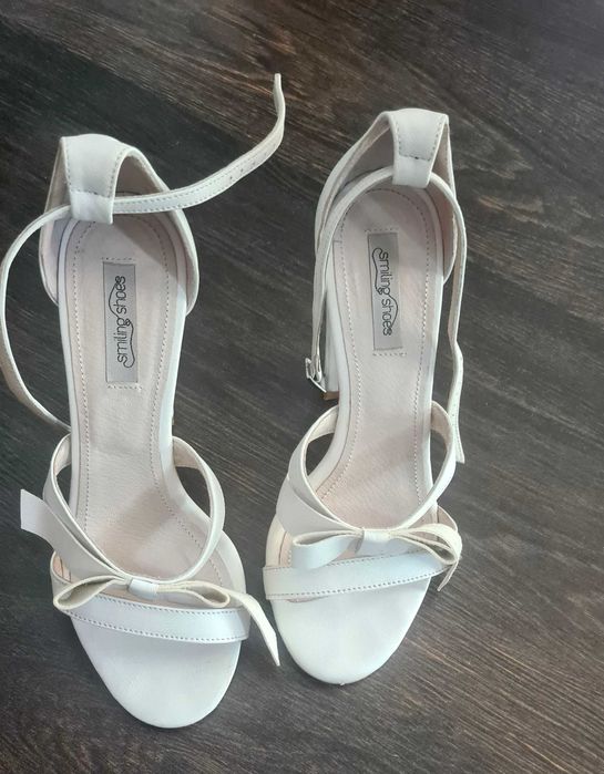 Sandale albe Smiling Shoes