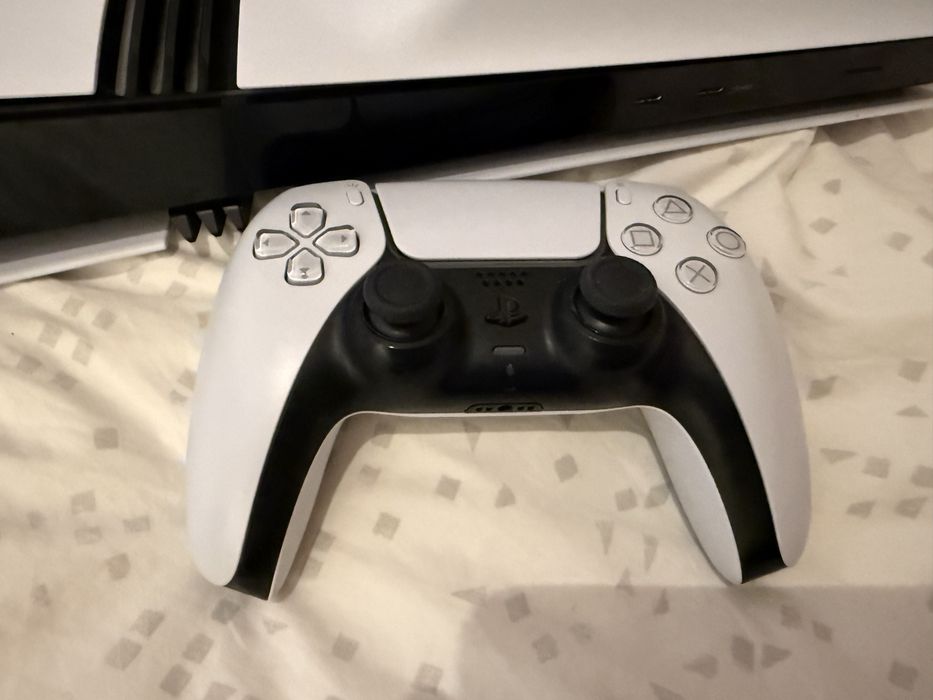 PlayStation 5 Pro - с геймпад, стойка и диск драйв