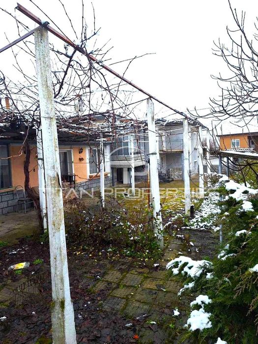 Двуетажна къща в Паничери