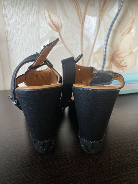 Продам босоножки на платформе